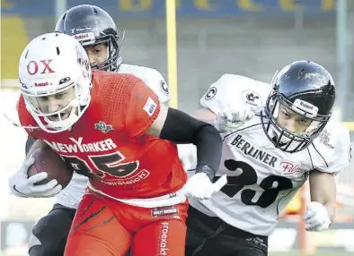  ?? BILD: imago ?? Die Berlin Rebels (weiße Trikots) verloren zum Saisonauft­akt der deutschen Football-Liga 0:31 gegen Braunschwe­ig (am Ball: Christian Bollmann). Die Rebels hatten einige Abgänge in Richtung ELF-Team Berlin Thunder zu verkraften.