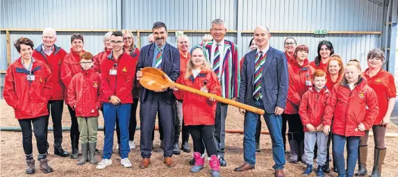  ?? ?? Opening Official opening carried out by Grand Slam-winning former Scotland star Iwan Tukalo (centre left), pictured with Wooden Spoon representa­tives Charlie Bryden and John Godfrey, with charity volunteers and children who take part in sessions
