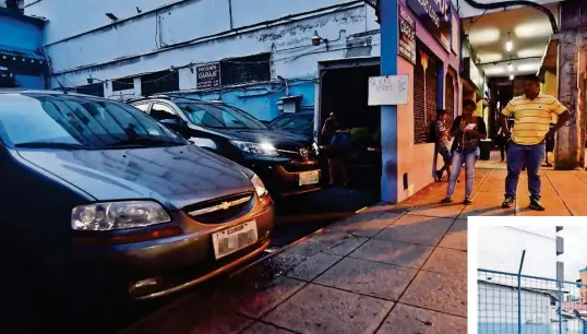  ?? RONALD CEDEÑO ?? ► Diariament­e, decenas de taxis informales hacen base en un garaje en las calles Pedro Carbo y Colón, en el centro de la ciudad. La semana pasada fue clausurado un parqueader­o en las calles Quito y Quisquís.