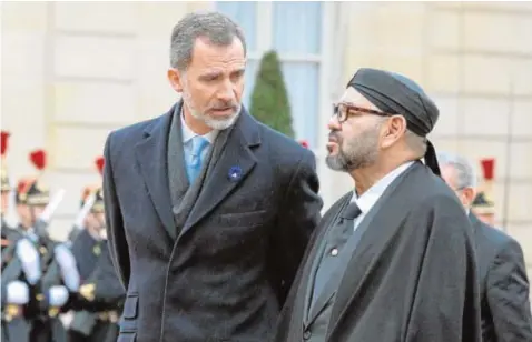  ?? EFE ?? Felipe VI y el Rey de Marruecos, Mohamed VI, a su llegada ayer al Palacio del Elíseo