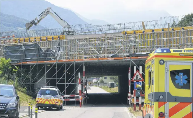  ??  ?? Camorino, cantiere per il risanament­o fonico dell’A2: l’incidente ieri alle 13.30