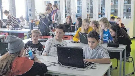  ?? FOTOS: GEMPP ?? Beim sogenannte­n „Digi Camp“lernten Schüler an der Gemeinscha­ftsschule in Eglofs den richtigen Umgang mit sozialen Netzwerken.