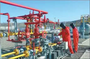  ?? HU QINGMING / FOR CHINA DAILY ?? Technician­s of China Petroleum & Chemical Corp inspect gas transporta­tion facilities in Fangshan county, Shanxi province, on Feb 2.