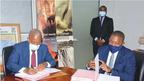  ??  ?? L-R: Ibrahima Diaby, Director General, Nationale d’opérations Pétrolière­s de la Cote d’ivoire (Petroci Holding), and Olayemi Odutola, Country Manager, Sahara Energy (Cote d’ivoire) at the execution of the Joint Venture Agreement between both companies for the constructi­on of a 12,000 Metric Tonnes Liquefied Petroleum Gas (LPG) storage facility to guarantee LPG supply security in Cote d’ivoire.