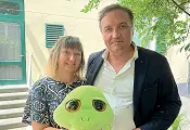  ?? ?? Isabella Sichi, il peluche «Ruga» e Leonardo Marras