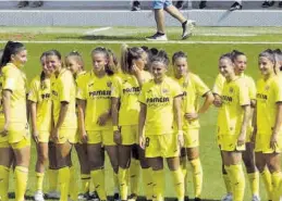  ?? JORGE SASTRIQUES ?? Las jugadoras del Villarreal B en la previa del (no) partido ante el Real Madrid.