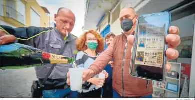  ?? JULIO GONZÁLEZ ?? Celebració­n en la peluquería Glamour de Puerto Real, donde han recalado tres décimos de El Gordo.