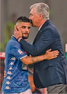  ?? IPP ?? Carlo Ancelotti, 59 anni, «coccola» Lorenzo Insigne, 27 anni