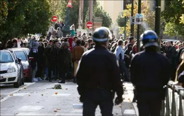  ?? (Photo Luc Boutria) ?? Le face-à-face a été tantôt calme, tantôt plus tendu entre policiers et lycéens, hier. Les zones de tension se sont déplacées du Golf-Hôtel à Jean-Aicard puis à Costebelle. Quatre jeunes ont été interpellé­s et deux autres blessés légèrement.