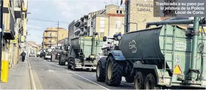  ?? ?? Tractorada a su paso por la jefatura de la Policía Local de Coria.