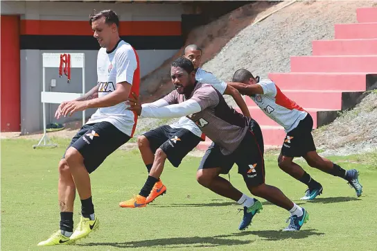  ??  ?? Pedro Botelho recebe o apoio de Lucas Penha, auxiliar de preparação física do Leão. Lateral esquerdo volta ao time titular no jogo contra o Santos