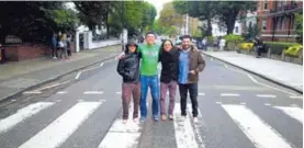  ?? CORTESÍA EDQUESADA ?? Los ticos pudieron tomarse la foto del recuerdo en la calle conocida como el paso de la zebra que sale en el disco Abby Road de The Beatles.