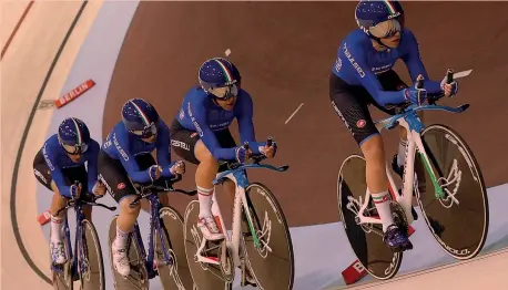  ?? BETTINI ?? Europei di Berlino 2017: Silvia Valsecchi, 35 anni, Tatiana Guderzo, 33, Elisa Balsamo, 19, e Letizia Paternoste­r, 18, lanciate verso l’oro