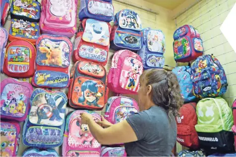  ??  ?? Verónica pineda, propietari­a de un local de venta de mochilas, dijo que si no hay recuperaci­ón económica podría cerrar