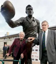  ?? — AP file ?? Former All Black great, Sir Colin Meads (right) and his wife Vera pose for a photo with the statue of himself at the unveiling in Te Kuiti, New Zealand.