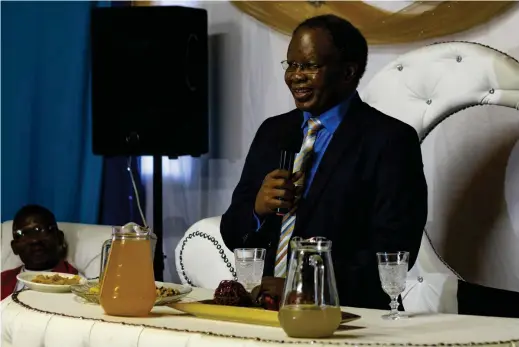  ?? Photo: Rikie Lai ?? Reverend Mluleki Raymond Ndabeni speaking at his honorary dinner at the Mluleki Raymond Ndabeni Hall.