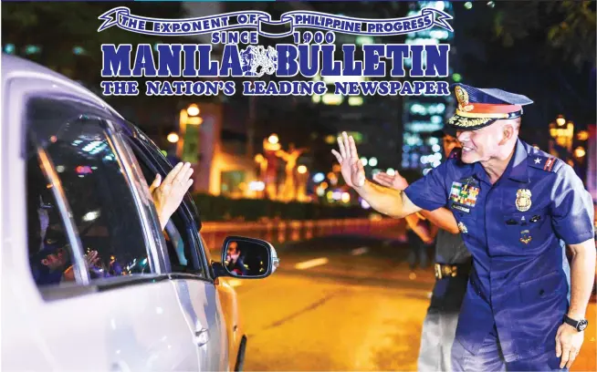  ?? (Jun Ryan Arañas) ?? GLOBAL CITY CHECKPOINT — Metro Manila police chief Oscar Albayalde mans a checkpoint set up at the Bonifacio Global City Thursday night as part of beefed-up security in the metropolis following the deadly bombing in Davao City last week.