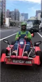  ?? FOTO RR ?? Dries Mertens sluit de vakantie af in schoonheid: hij rijdt in Tokio in een kart rond, verkleed als gamefiguur­tje Luigi.