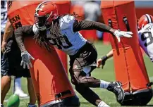  ?? DAVID DERMER / AP ?? The Cleveland Browns are the third team in three years for defensive linemen Jadeveon Clowney, but the former No. 1 overall draft pick
looked like he was having fun at minicamp Thursday.