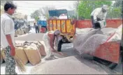  ?? MANOJ DHAKA/HT ?? Workers collect the mustard produce at the new grain market in Rohtak on Saturday.