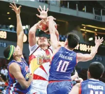  ??  ?? Junemar Fajardo of San Miguel gets roughed up by the Magnolia tandem of Raffy Reavis (left) and Ian Sangalang in Friday’s PBA Governors’ Cup game at the Smart Araneta Coliseum. The Beermen won, 90-89. (Rio Deluvio)