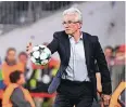  ??  ?? Der älteste Balljunge Münchens: Trainer Jupp Heynckes (72).