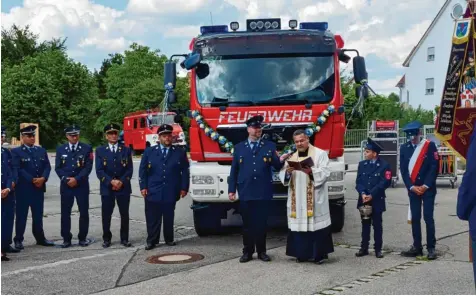  ?? Foto: Leonie Steinhardt ?? Die Feuerwehr Kissing hat ein neues Einsatzfah­rzeug erhalten, das Pfarrer Alfredo Quintero im Rahmen eines Tags der offenen Tür segnete.