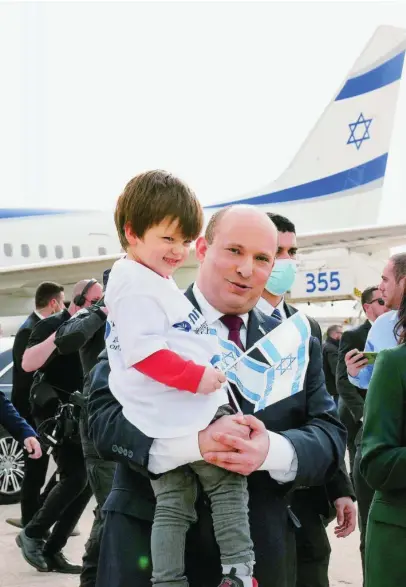  ?? REUTERS ?? El primer ministro israelí, Naftali Bennett, recibe a un grupo de huérfanos en Yitomir (Ucrania)