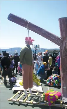  ?? (Wikimedia Commons) ?? HAMAN THE AGAGITE is symbolical­ly hung at the Adloyada Purim festival.