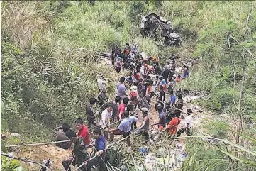  ??  ?? Tragedia. El autobús se precipitó a un barranco de gran profundida­d, causando la muerte de al menos 26 personas y heridas en más de 50.