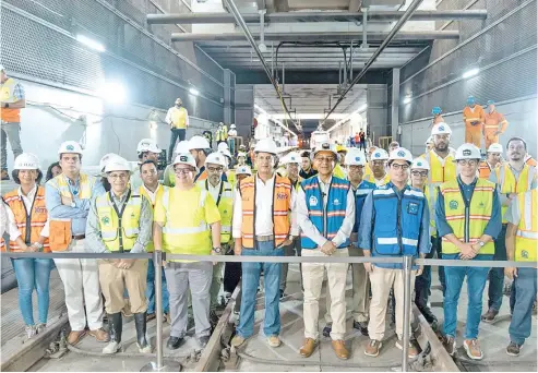  ?? F. E.E. ?? Funcionari­os, empresario­s y personal de la Opret durante la conexión del túnel en la estación María Montez.