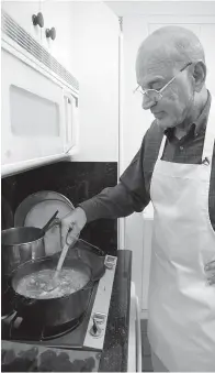  ?? Tribune News Service ?? ■ Peter Schaar at home making chili stew. All the ingredient­s are placed into the pot to simmer.