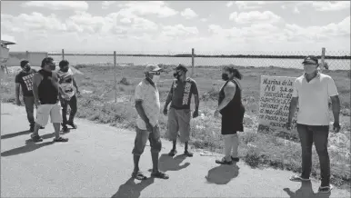  ??  ?? Ribereños protestan ante la Marina de la Península, cerca del puente del puerto de abrigo de Yucalpetén, porque invade espacios pesqueros