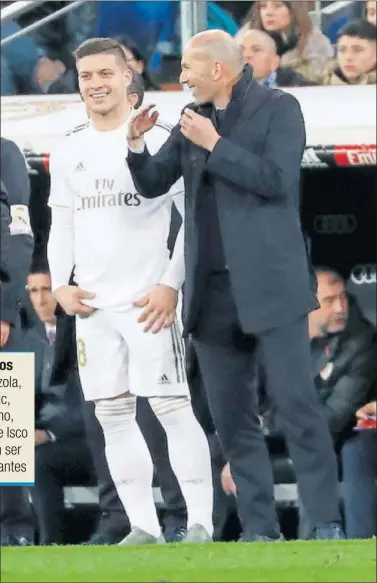  ??  ?? Zidane bromea con Jovic antes de que el serbio entrara a jugar en un partido el curso pasado.