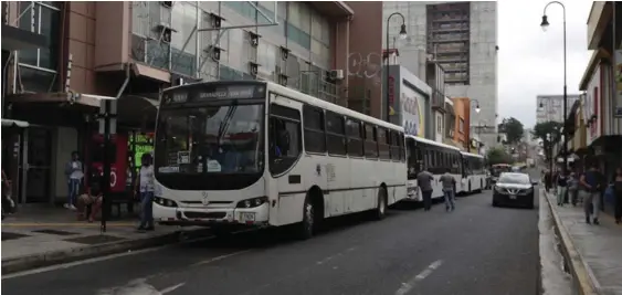  ?? JOSE CORDERO ?? Buses como los de San Pedro y Tibás, donde ya hay carriles exclusivos, serían con los que se implementa­rá el plan inicial.