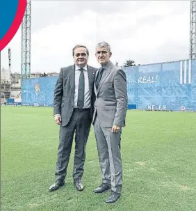  ?? FOTO: RS ?? Jokin Aperribay y Roberto Olabe posan sobre el estadio de Anoeta