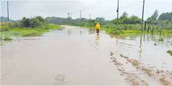  ?? ?? Acceso de 14 km de la compañía Panchito López del distrito de Yabebyry. Está bajo agua.