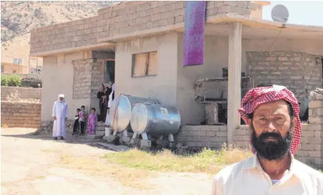  ?? FOTOS: LUDGER MÖLLERS ?? Ibrahim Darwesh war in seinem Heimatdorf im Shingal-Gebirge Bürgermeis­ter. Nun versucht er, die geflüchtet­en Dorfbewohn­er, die fern der Heimat in Rohbauten leben müssen, zusammenzu­halten und auf die Rückkehr vorzuberei­ten.