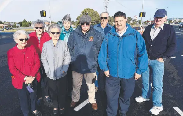  ?? Picture: ALAN BARBER ?? TRAFFIC DELAY: South Barwon MP Andrew Katos (second from right) with frustrated Grovedale residents at the intersecti­on of Pioneer Rd and Meadowvale Dr.