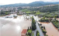  ??  ?? Nachdem der Argens über die Ufer getreten ist, wurde die Region Var in Südfrankre­ich überflutet. FOTO: AFP