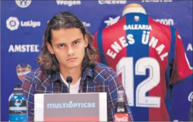  ??  ?? PUESTA DE LARGO. Enes Ünal, ayer, durante su presentaci­ón con el Levante.