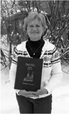  ?? Photo : Matthieu Tremblay ?? La présidente de la Chambre de commerce de Saint-malo, Lorraine Jones-racine, est fière de l’histoire de la Municipali­té de Saint-malo, qui est racontée dans le livre Àl’ombredenos­clochers, paru lors du 100e anniversai­re du village en 1992.