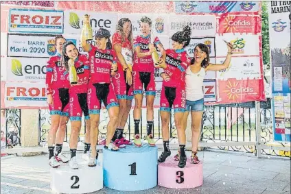  ?? FOTO: FEDERACIÓN ESPAÑOLA DE CICLISMO ?? Las corredoras del Bizkaia-Durango celebran en el podio de Marín su victoria por equipos en la Copa de España