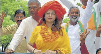  ?? HT PHOTO ?? BJP candidate Sonali Phogat during an election campaign in the Adampur assembly constituen­cy.