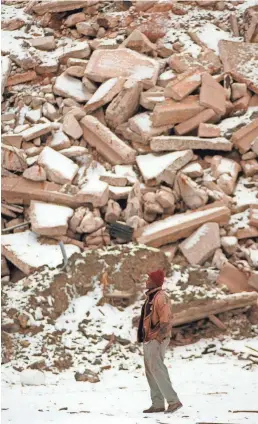  ?? MICHAEL S. GREEN /AP ?? In January 1986, Ken Anderson walks through an illegal dump behind his home in Chicago, where he said garbage had been dumped every week for two years.