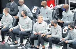  ?? JOHN J. KIM/CHICAGO TRIBUNE ?? Chicago Bulls head coach Billy Donovan, center, looks for players on the bench in the third quarter against the Indiana Pacers on Saturday.