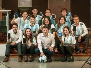  ??  ?? EQUIPO. El personal de Aynou ya juega con JobSmile Play a ver quién sabe más de fútbol. Una solución de recursos humanos aprovechan­do la fiebre mundialist­a.