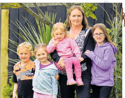  ?? PHOTO / GEORGE NOVAK ?? Jo Linthwaite with her children Ethan, 4, Jorja, 6, Courtney, 2, and Ayla, 8, says a new high school would alleviate the pressure on other local schools.