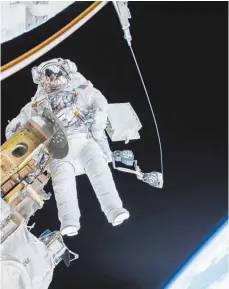  ?? FOTO: AFP ?? Astronaut bei Außenarbei­ten an der ISS. Für die Raumstatio­n planen die ESA-Minister 800 Millionen Euro ein.