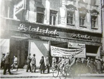  ?? Foto: Stadtarchi­v Augsburg ?? Am 1. April 1933 wurden die Scheiben des Schuhgesch­äfts Polatschek in der Maximilian­straße 8 eingeschla­gen. Nazis riefen zum Boykott des Geschäfts auf.